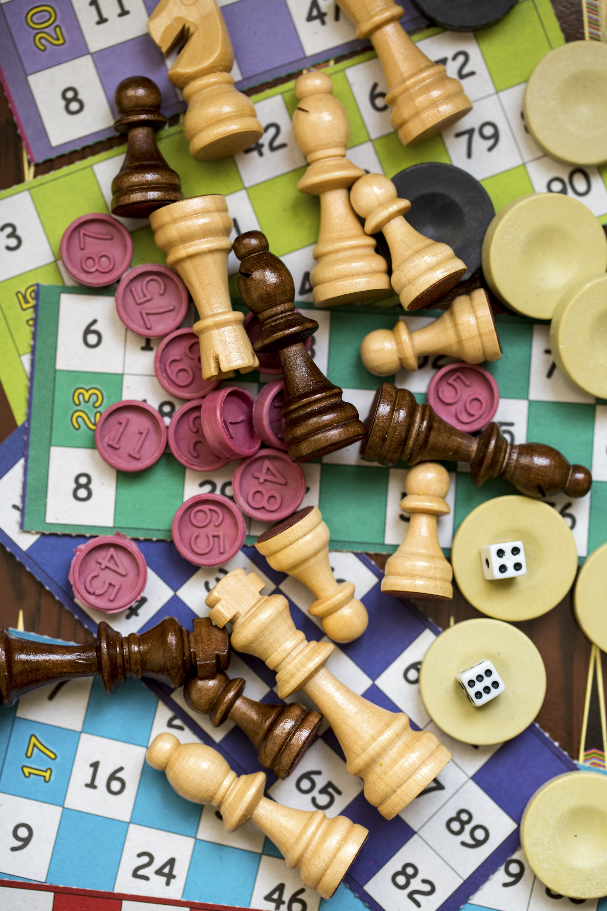 Brettspiel mit Spielfiguren und Würfeln