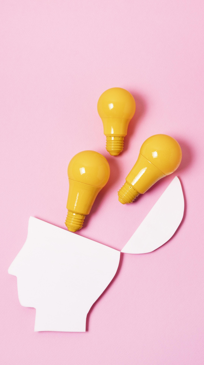 Viele verschiedene aufgezeichnete und ausgeschnittene Glühbirnen.