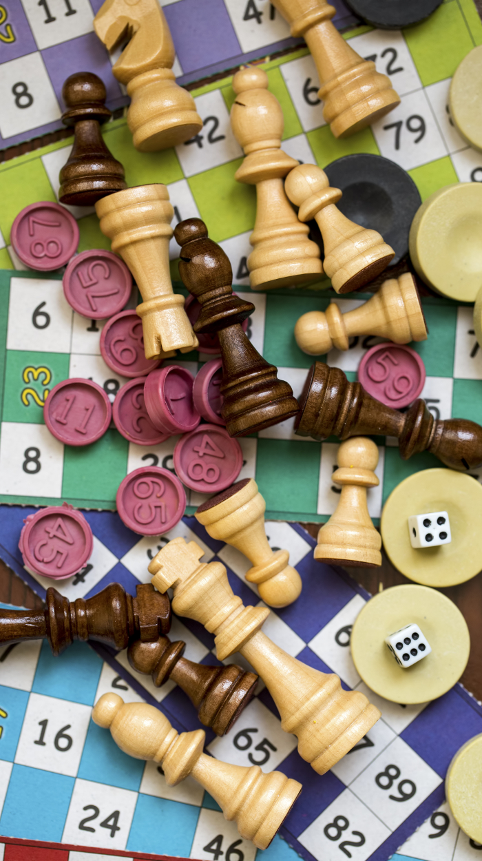 Brettspiel mit Spielfiguren und Würfeln