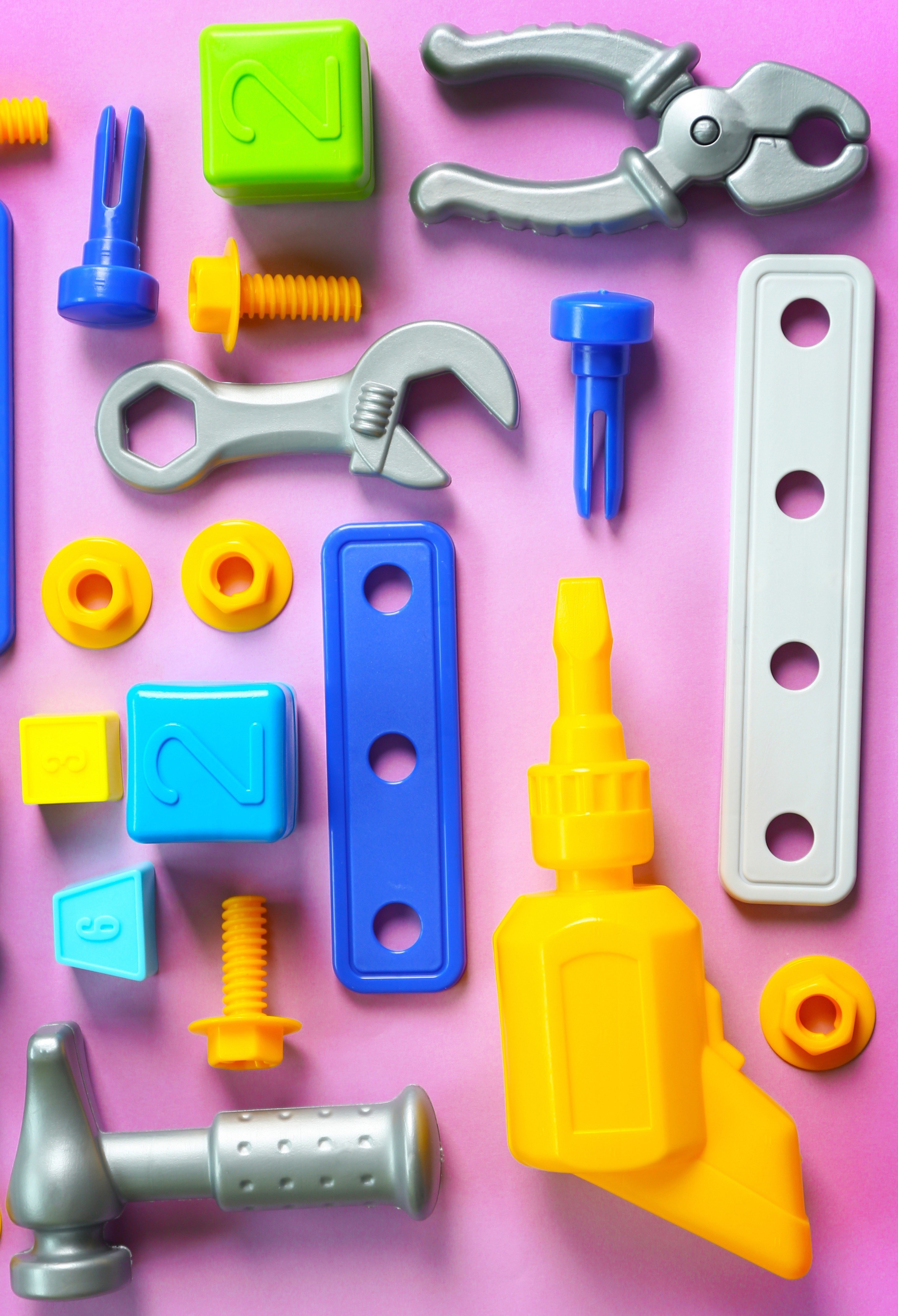 Bunte Spielzeug-Werkzeuge aus Plastik.