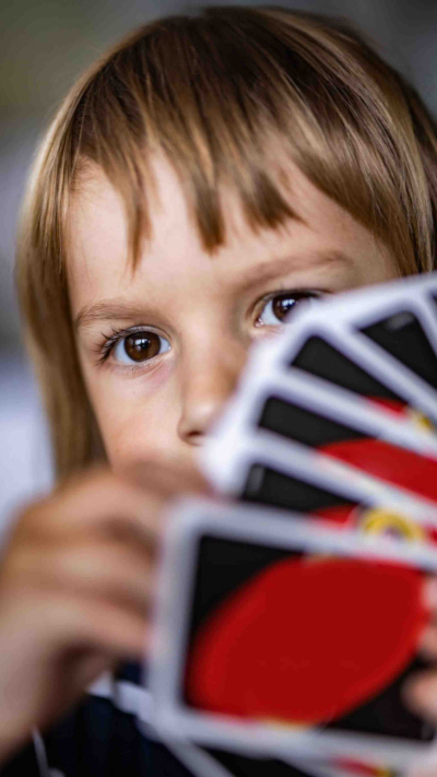 ca 9-jähriges Mädchen beim Kartenspielen