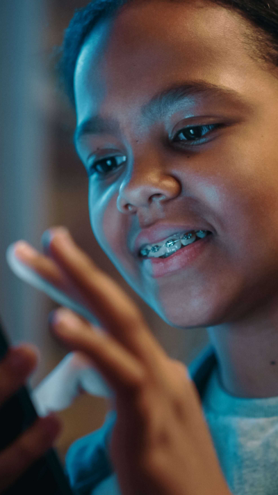 Mädchen mit Smartphone.