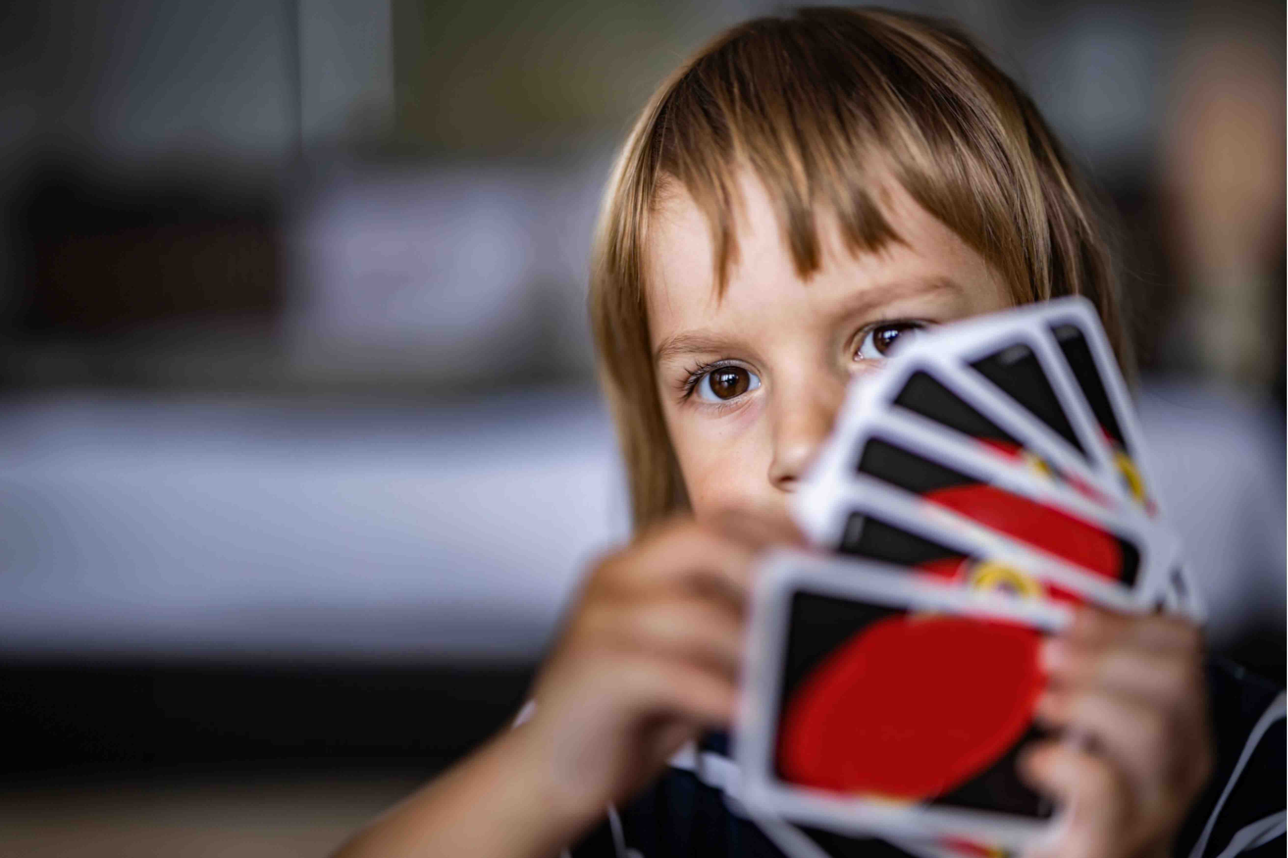 ca 9-jähriges Mädchen beim Kartenspielen