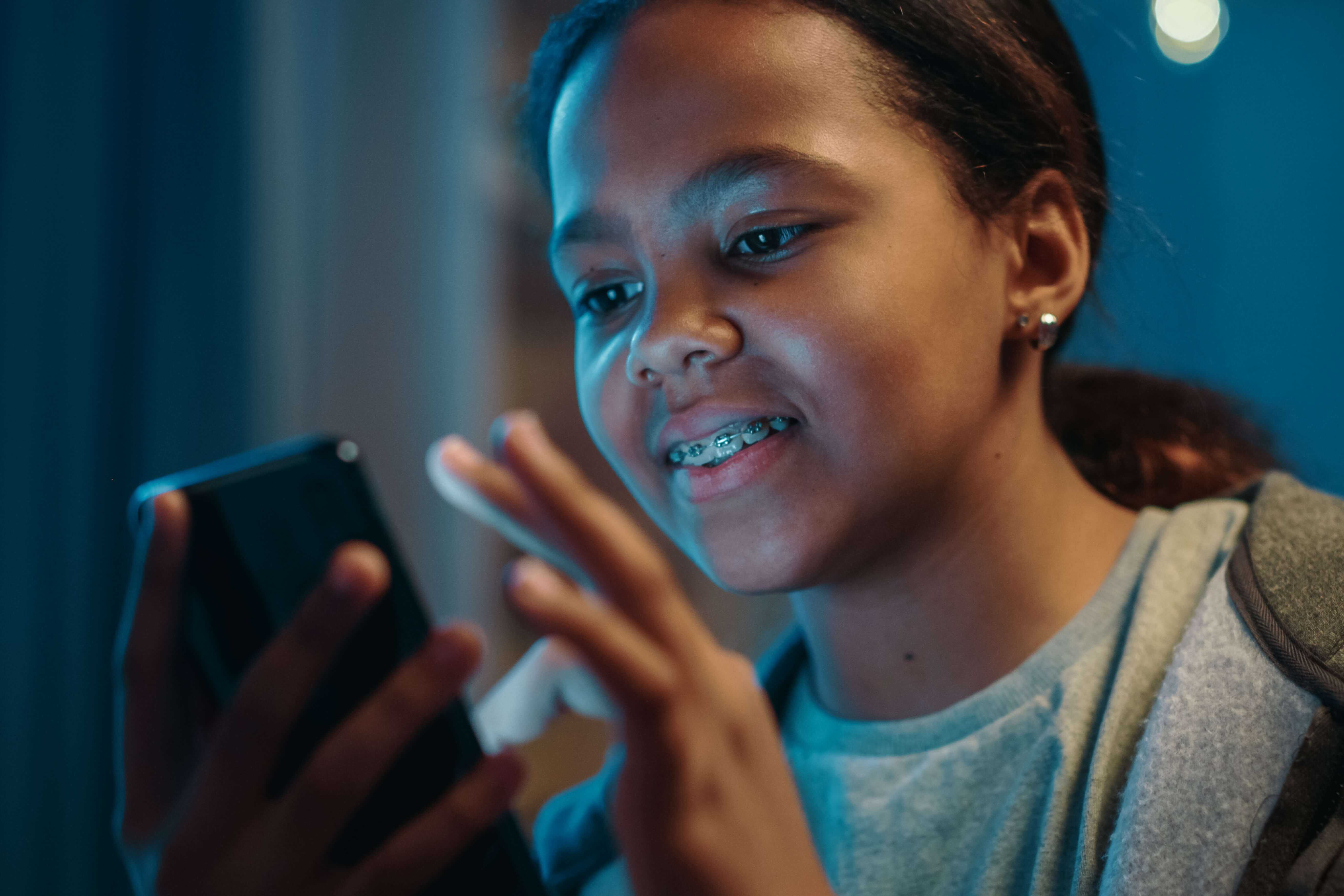 Mädchen mit Smartphone.