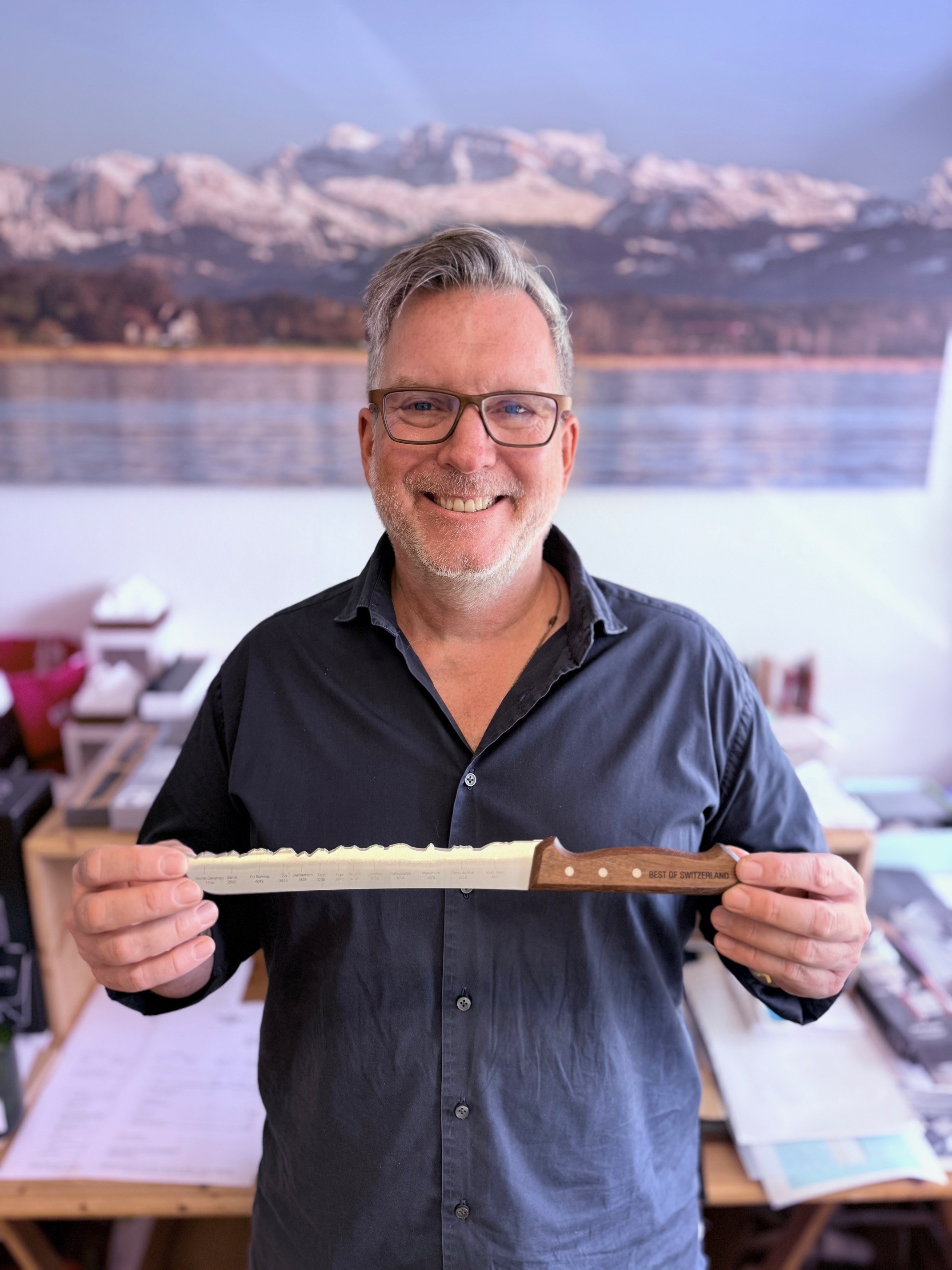 Portrait von Hans-Peter. Er hält ein Messer deiner Firma PanoramaKnife