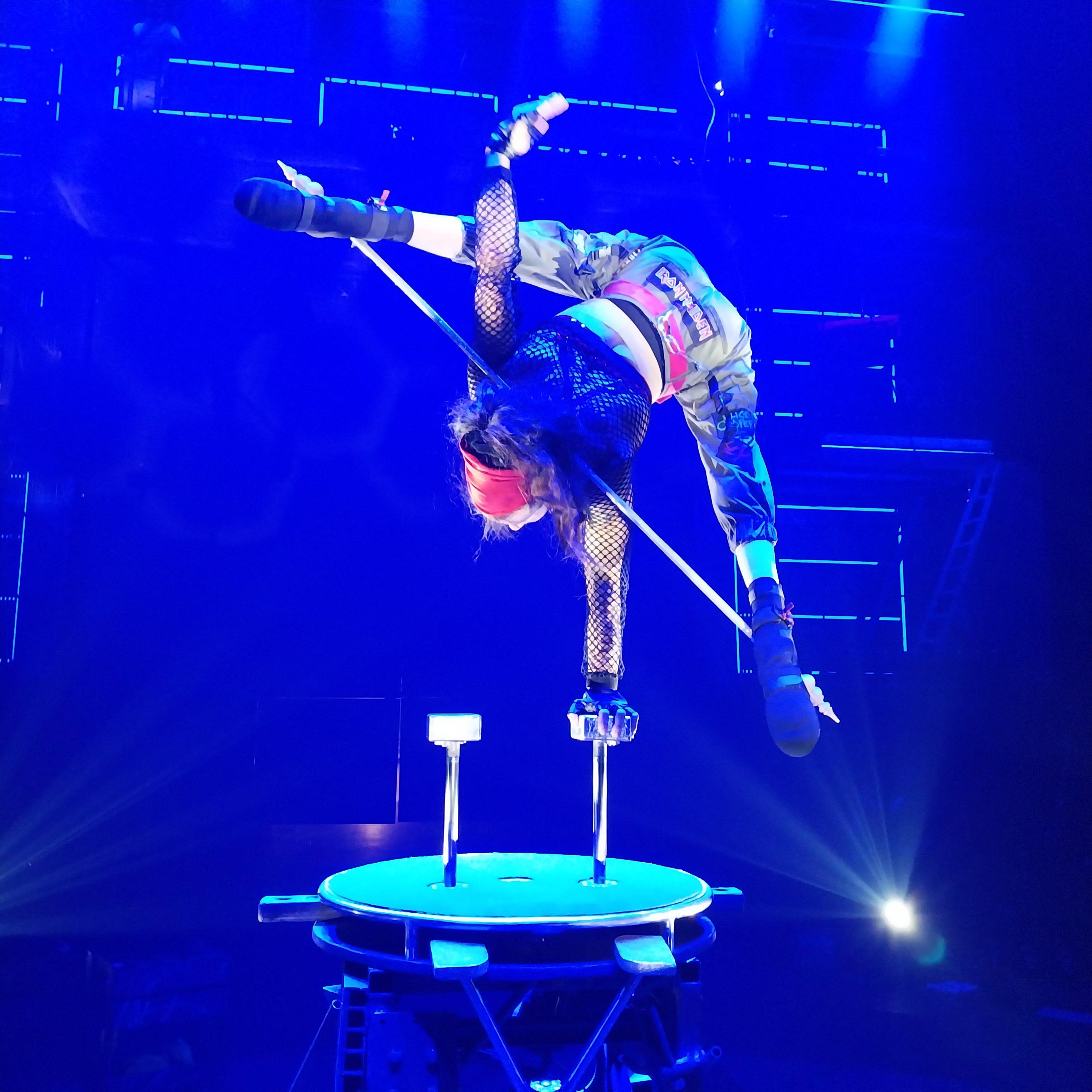 Silke beim Handstand auf der Bühne.