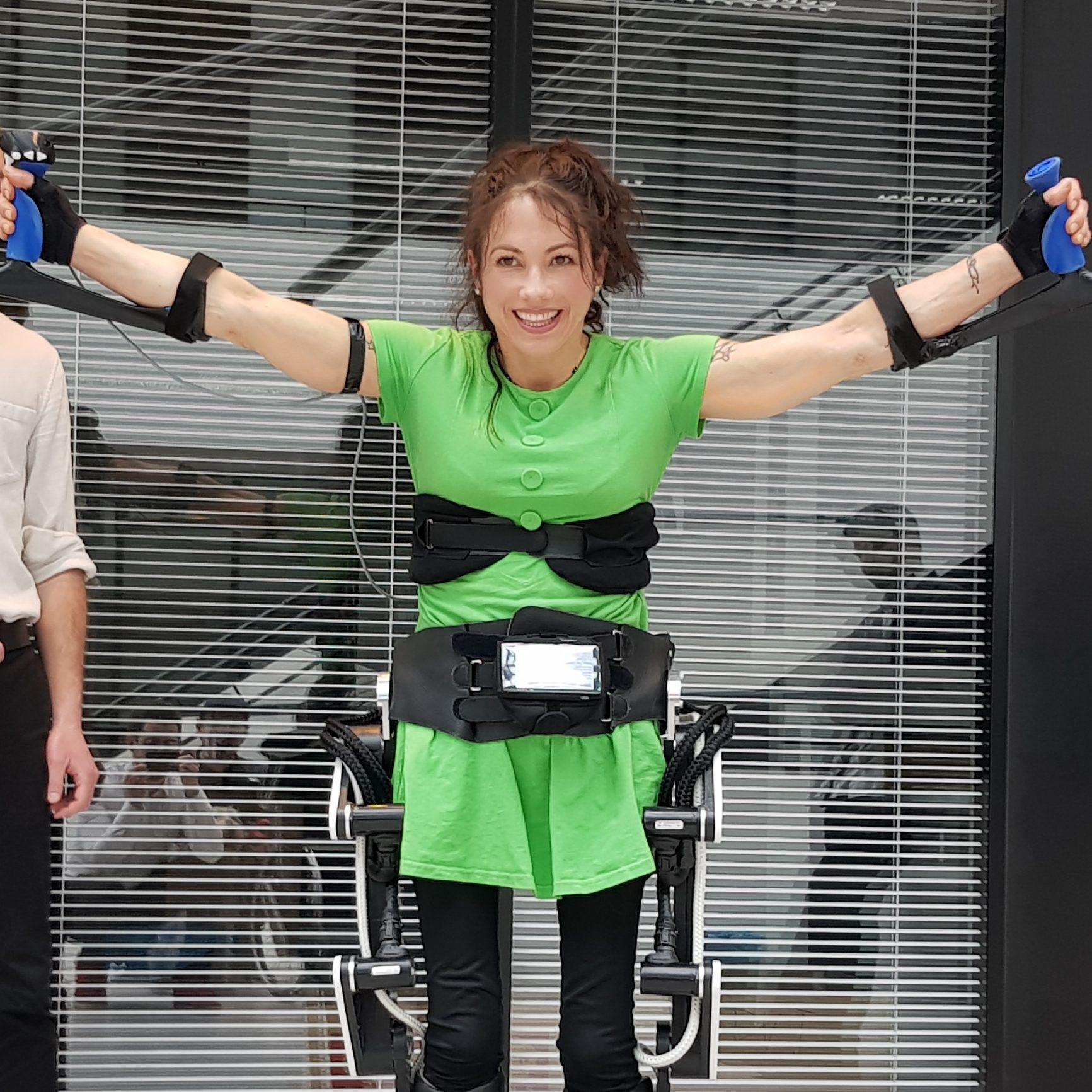 Silke mit ihrem Exoskelett.