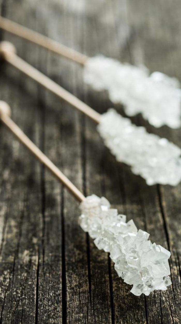 Zuckerkristalle auf Holzstäbchen