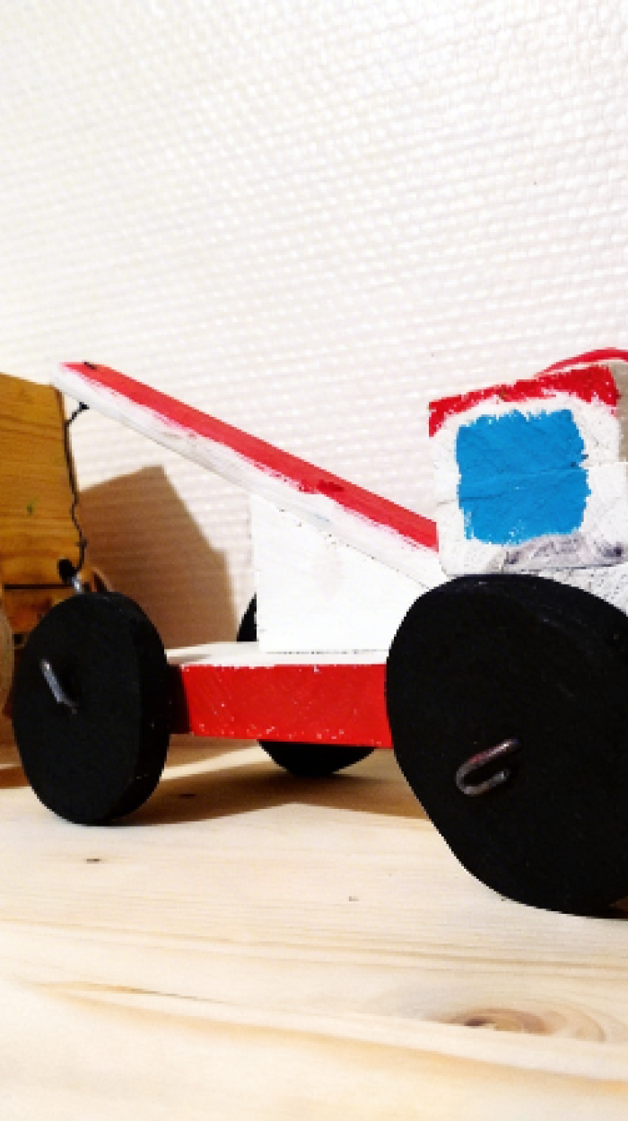 Ein selbstgebautes Fahrzeug aus verschiedenen Materialien, zum Beispiel aus Holz.