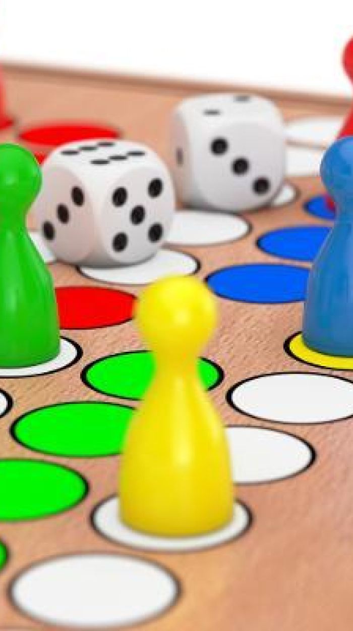 Brettspiel mit Spielfiguren und Würfeln