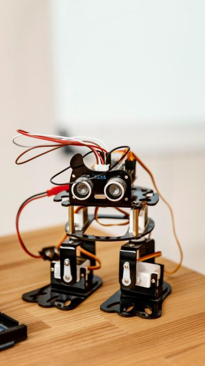 Ein kleiner gebastelter Roboter, der Tüfteln und Forschen darstellt.