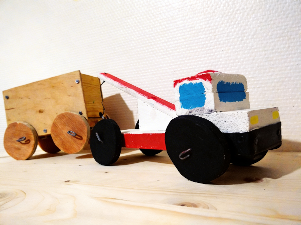 Ein selbstgebautes Fahrzeug aus verschiedenen Materialien, zum Beispiel aus Holz.