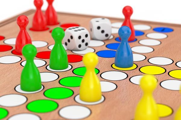Brettspiel mit Spielfiguren und Würfeln