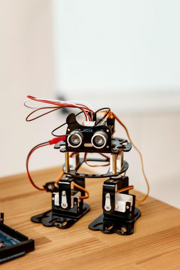 Ein kleiner gebastelter Roboter, der Tüfteln und Forschen darstellt.